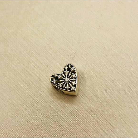 EUC Pandora 791996CZ Sterling Silver Heart of Winter Snowflake Charm w/ CZ’s - Picture 3 of 9